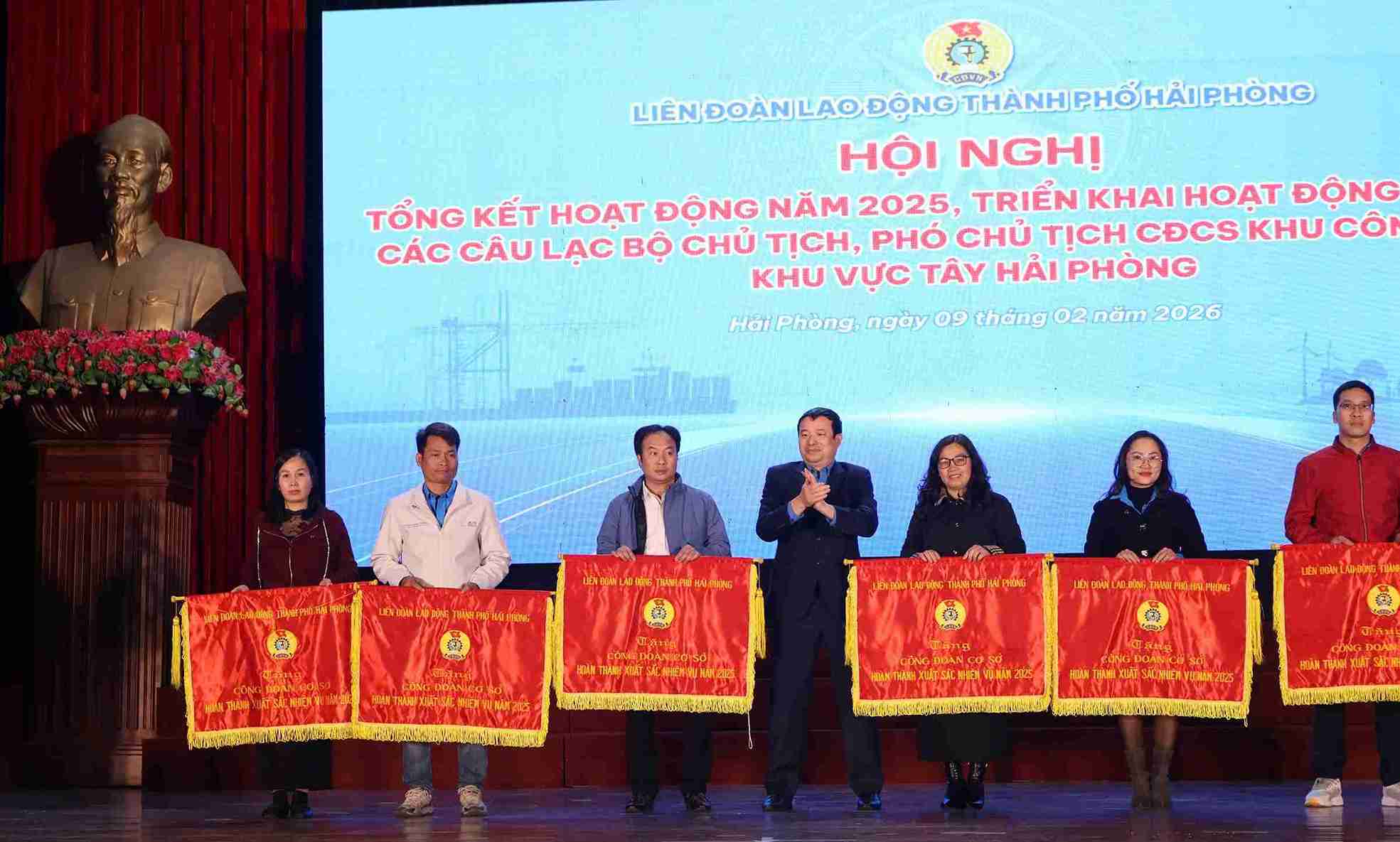 Ông Nguyễn Anh Tuân – Chủ tịch LĐLĐ TP Hải Phòng trao cờ thi đua cho công đoàn cơ sở hoàn thành xuất sắc nhiệm vụ năm 2025.