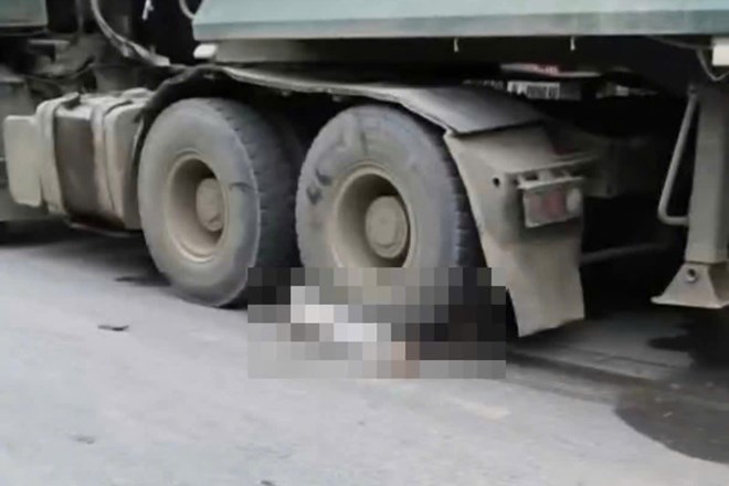 Xe đầu kéo va chạm xe máy trên Quốc lộ 70, mẹ tử vong, con nhập viện