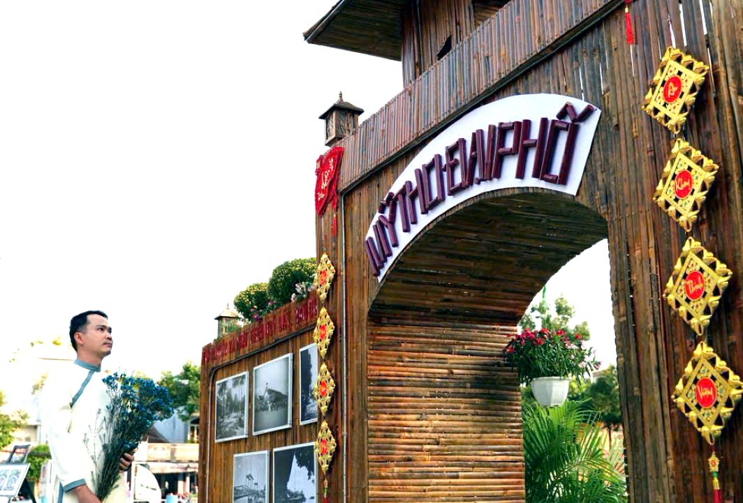 TS Võ Văn Sơn tại hoạt cảnh tái hiện Mỹ Tho đại phố. Ảnh: TS Võ Văn Sơn