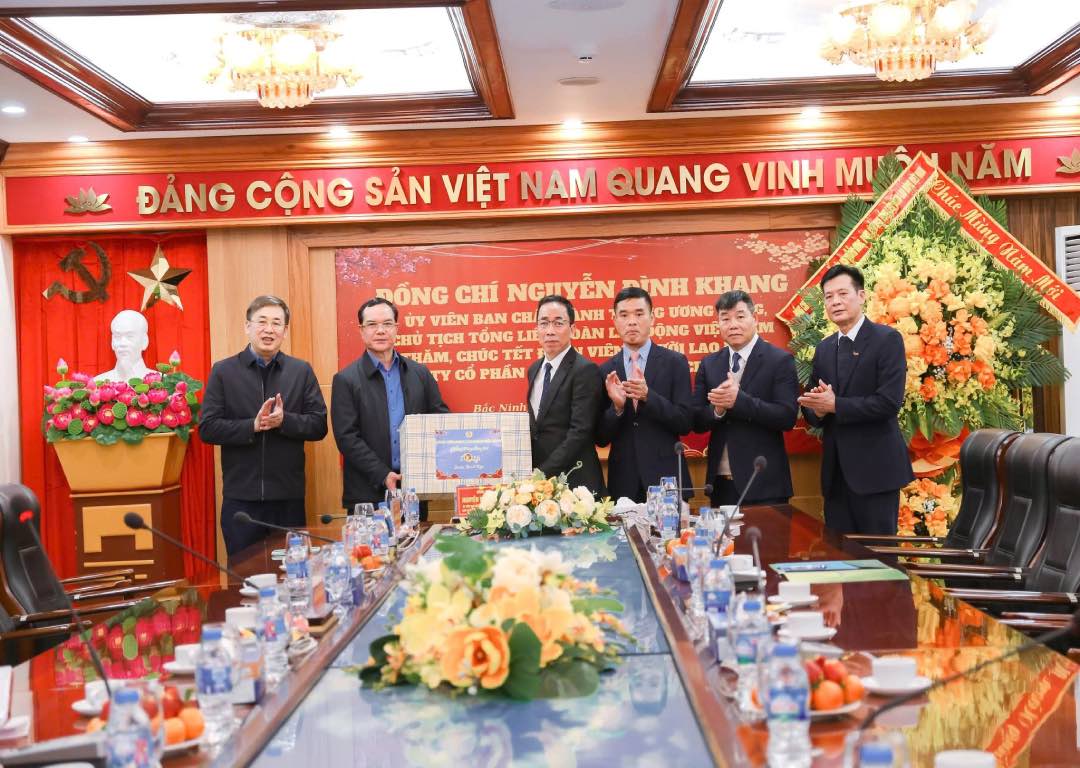 Ông Nguyễn Đình Khang - Ủy viên Trung ương Đảng, Phó Chủ tịch Ủy ban Trung ương Mặt trận Tổ quốc Việt Nam, Chủ tịch Tổng Liên đoàn Lao động Việt Nam tặng quà tới công ty. Ảnh: Minh Nguỵệt 