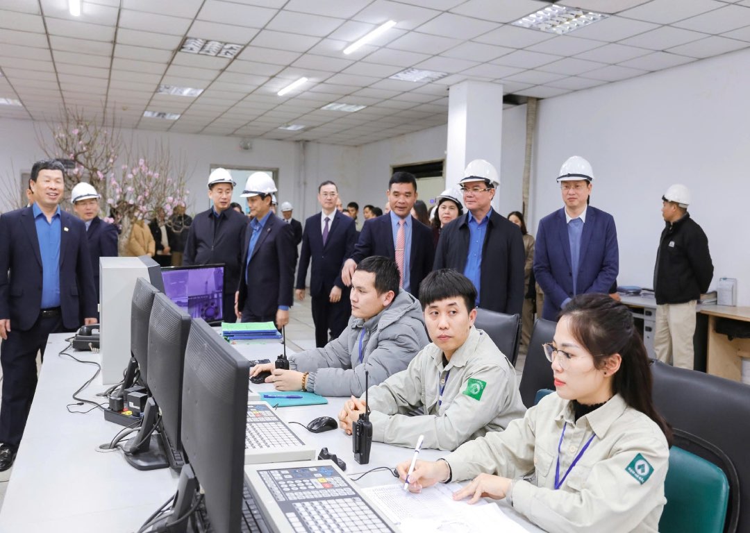 Mr. Nguyen Dinh Khang - Member of the Party Central Committee, Vice Chairman of the Central Committee of the Vietnam Fatherland Front, President of the Vietnam General Confederation of Labor visits and encourages workers. Photo: Minh Nguyet