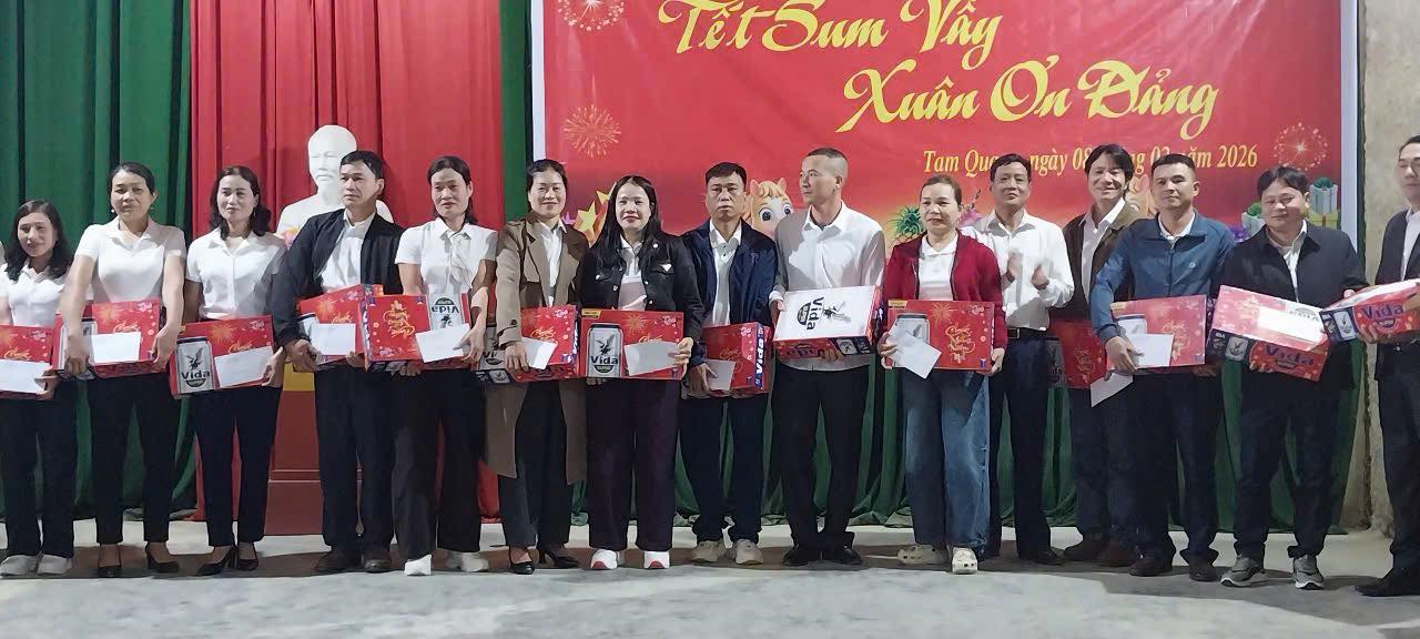 The Company's Trade Union presented 16 gifts to union members in difficult circumstances on the occasion of Tet reunion. Photo: Nghe An Trade Union
