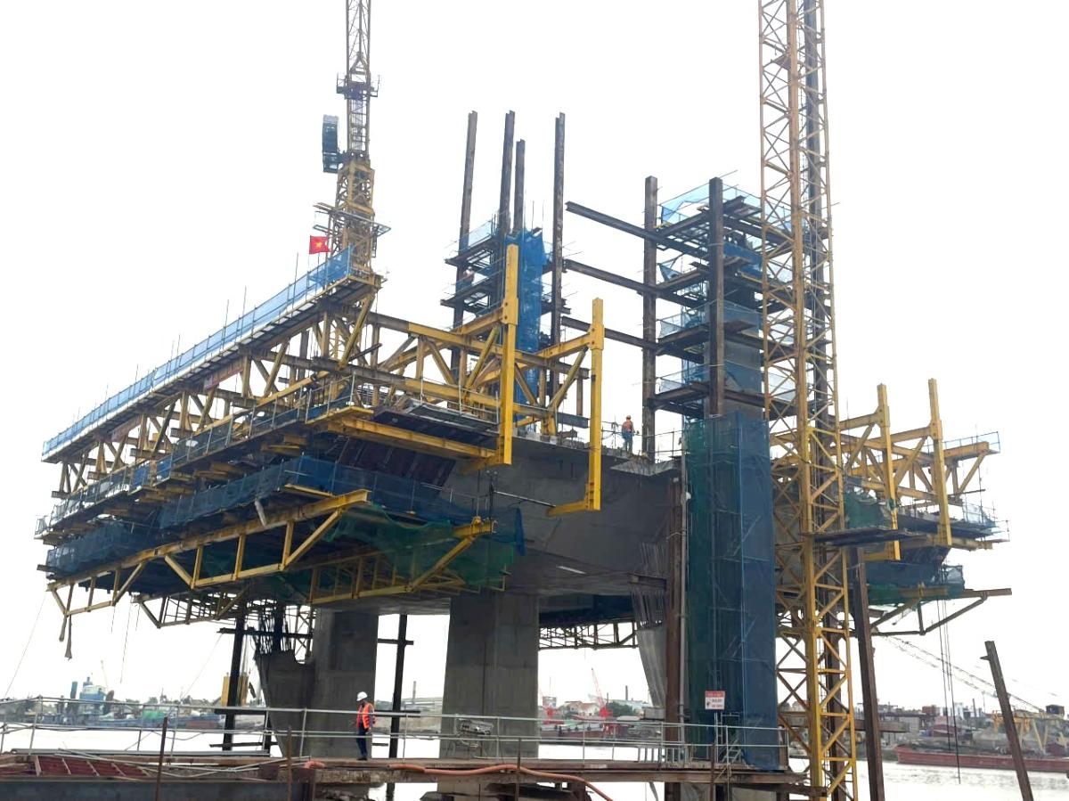 Các nhà thầu phấn đấu hợp long cầu trong tháng 4.2026.