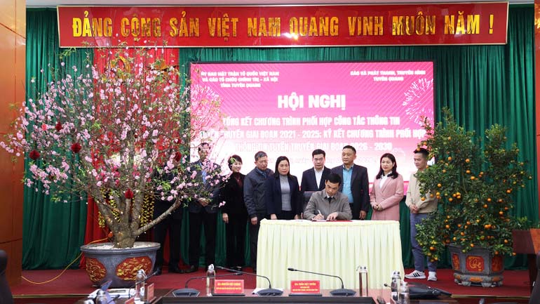 Continue to improve the quality of propaganda work between the VFF of Tuyen Quang province and press agencies. Photo: Nguyen Tung.