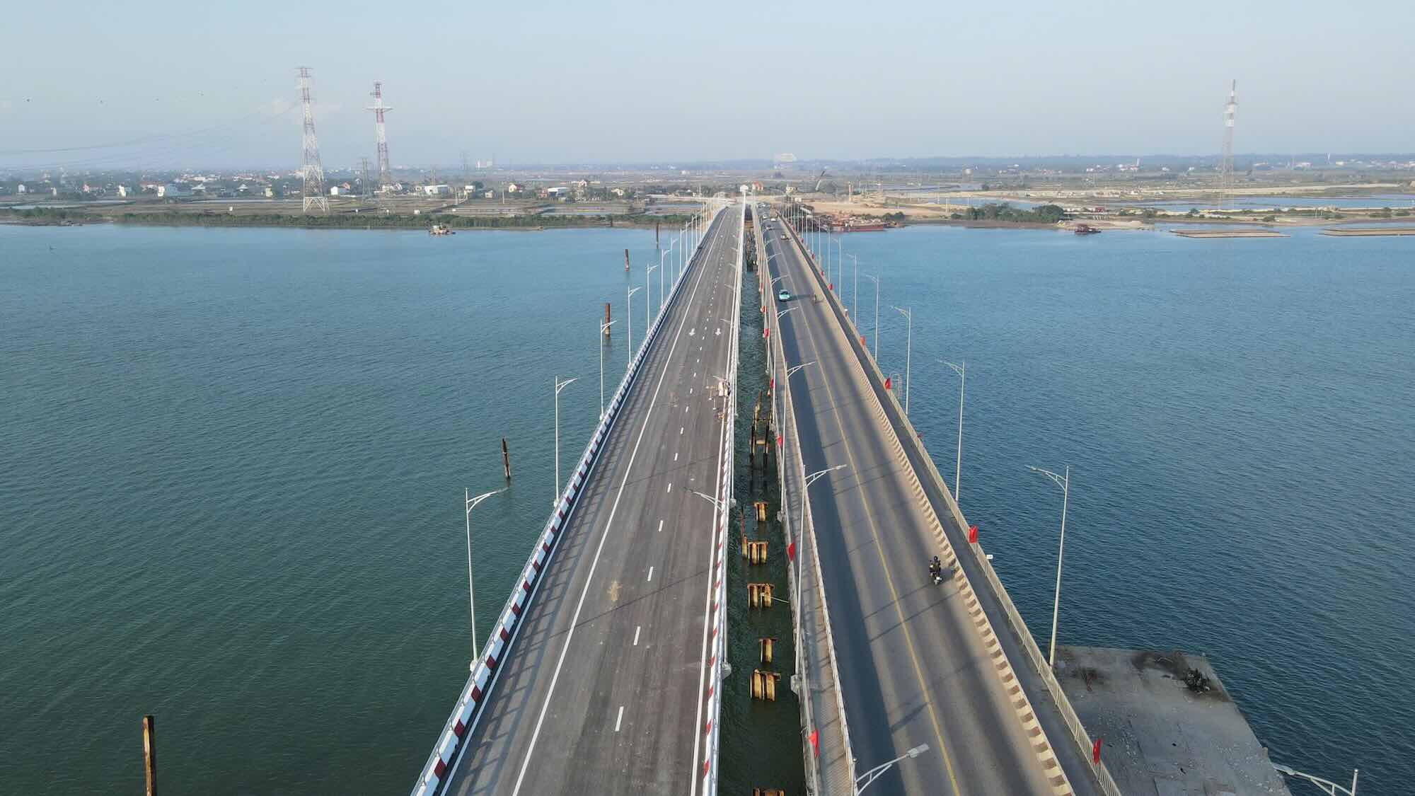 The new Gianh bridge being put into operation helps the section of National Highway 1 through here reduce congestion. Photo: Cong Sang