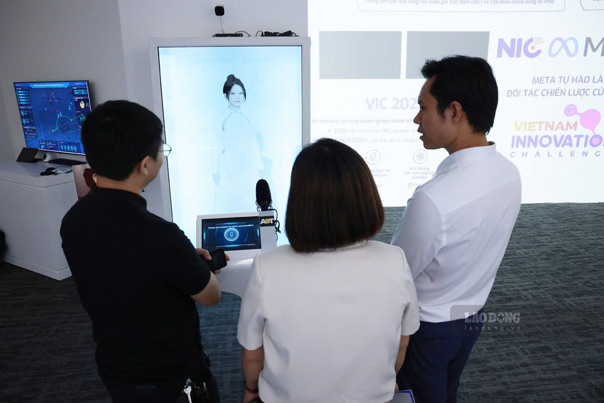 Visitors experience AI technology at the Vietnam National Innovation Center. Photo: Hai Nguyen