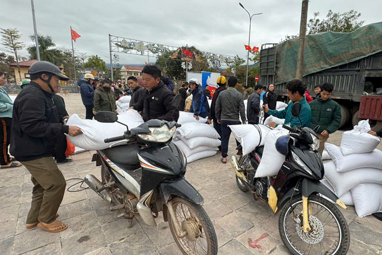Muong Nhe commune, Dien Bien province organizes rice distribution to people. Photo: Muong Nhe commune