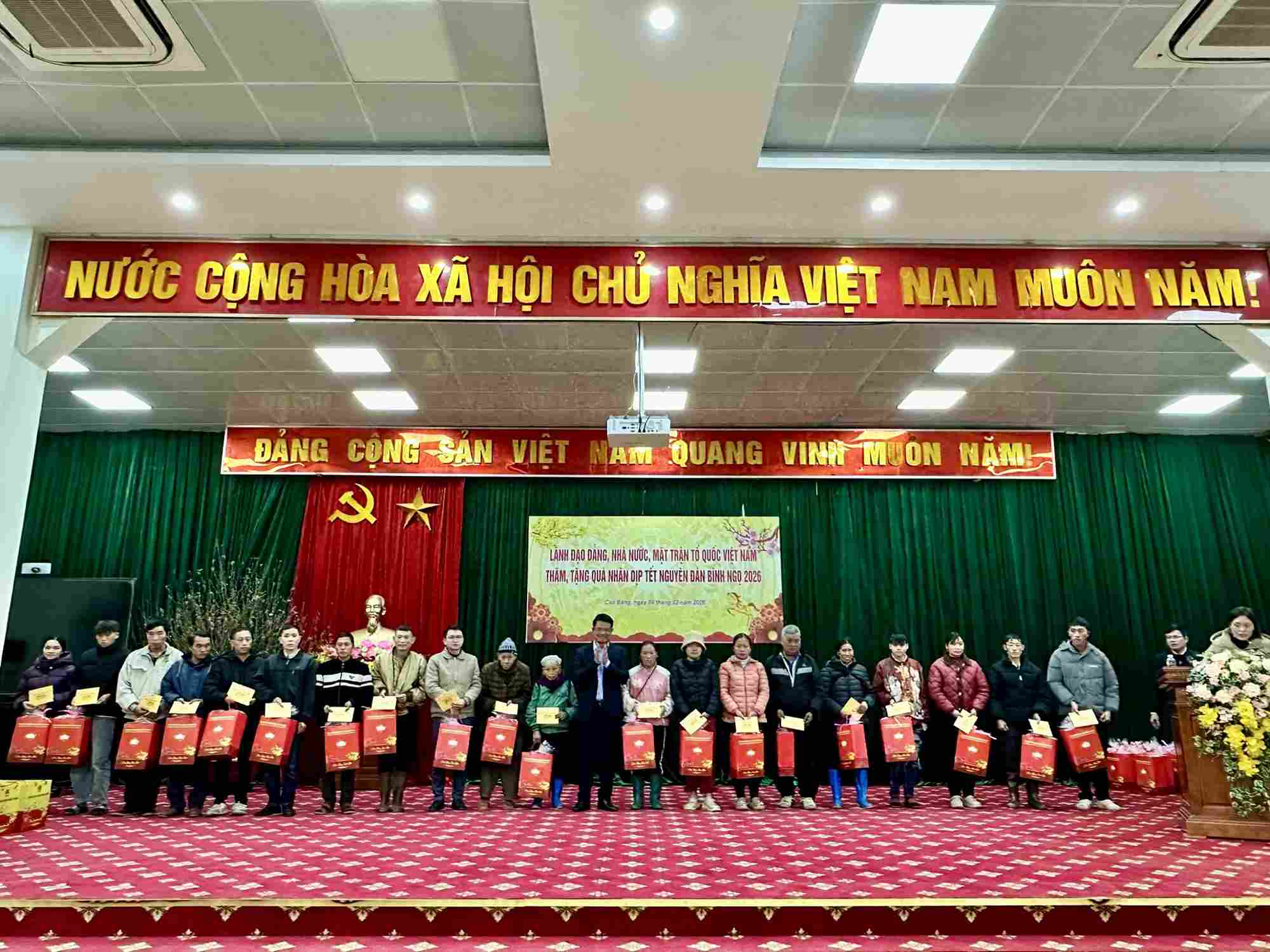 Head of the Supreme People's Procuracy presents Tet gifts in Cao Bang province. Photo: Dam Tu