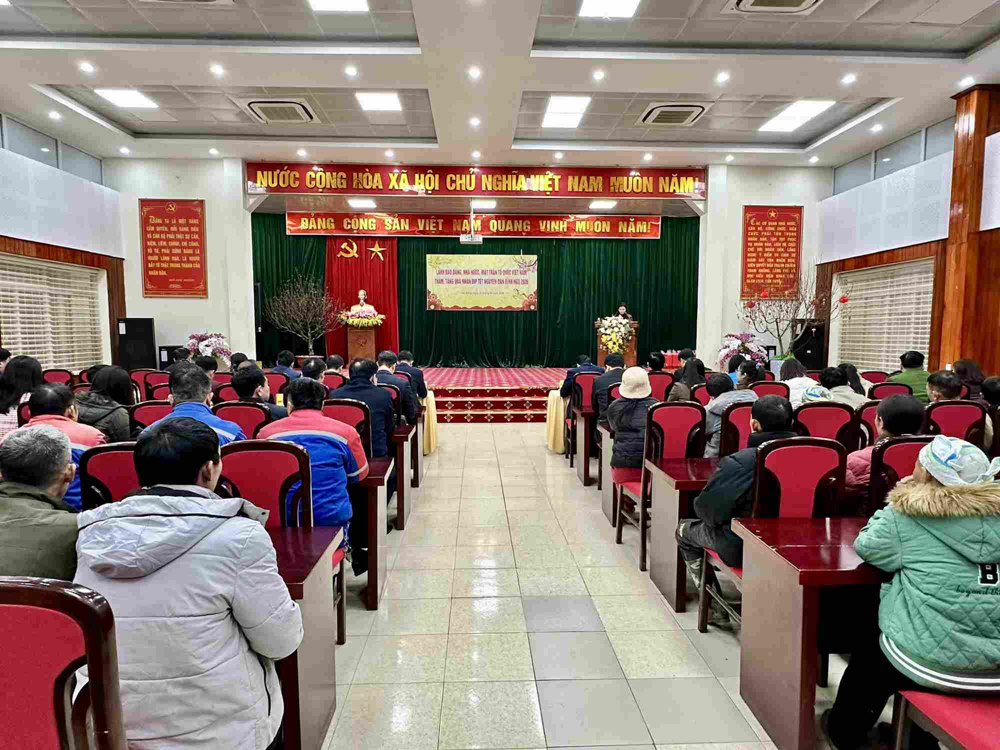 Đông đảo người dân tới tham dự chương trình. Ảnh: Đàm Tự