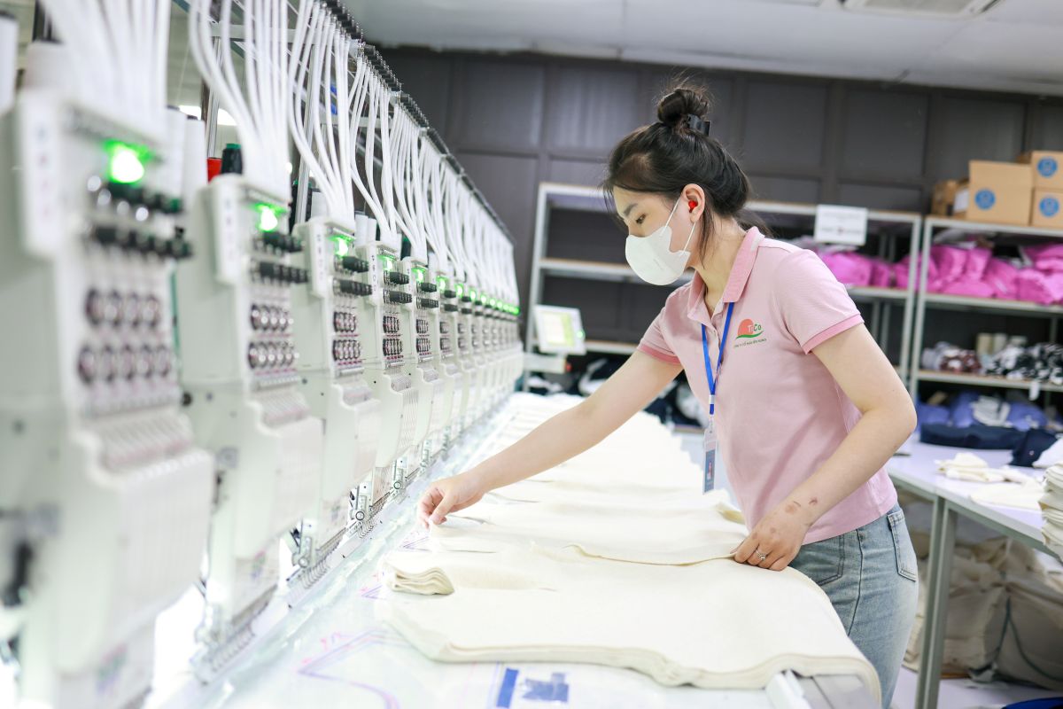 Workers working at an export garment company in Vietnam. Photo: Hai Nguyen