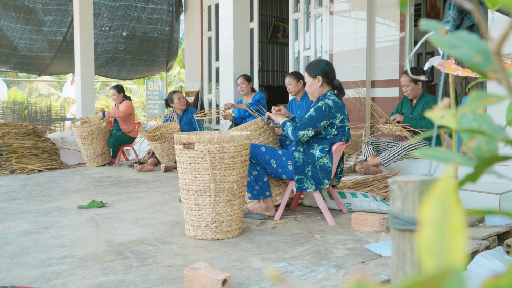 Nghề đan lục bình giúp nhiều lao động nông thôn có việc làm, tăng thu nhập. Ảnh: Nguyên Anh