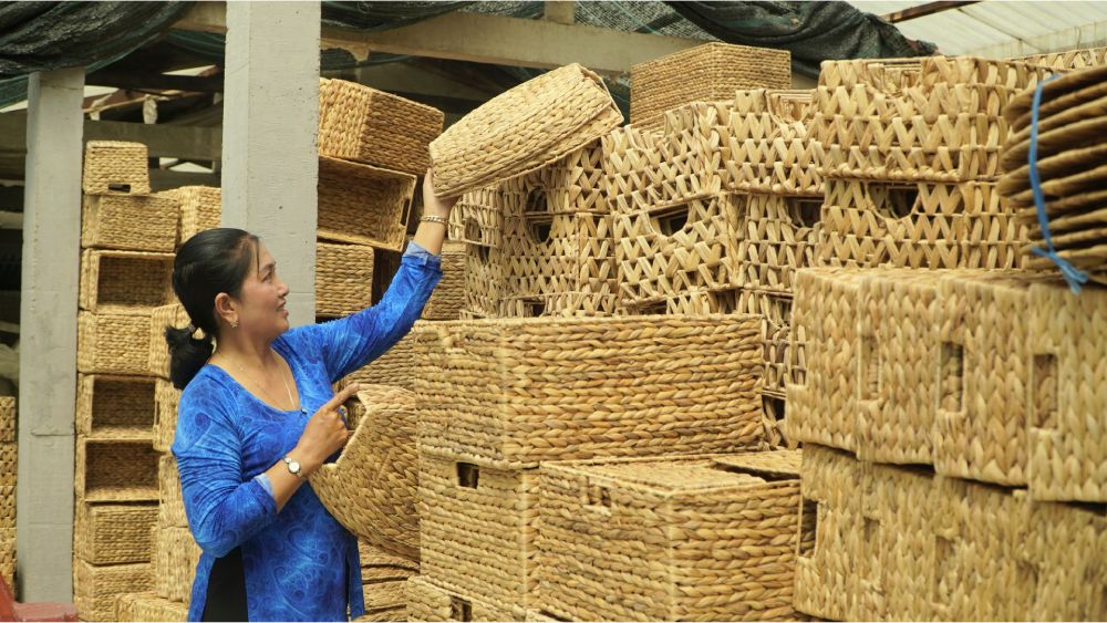 Bà Trần Thị Thu Ngân, Giám đốc HTX thủ công mỹ nghệ Thuận Phát giới thiệu các sản phẩm đan từ lục bình. Ảnh: Nguyên Anh