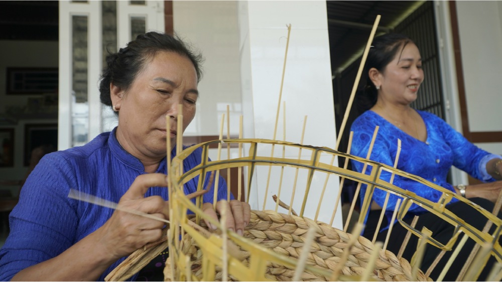 People weaving water hyacinth in Vinh Hoa Hung commune, An Giang province. Photo: Nguyen Anh