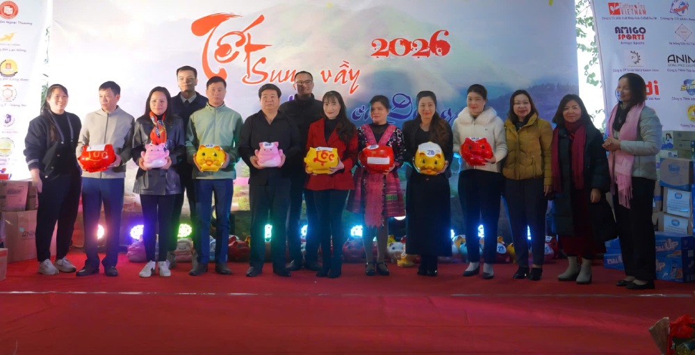 Primary and secondary schools in Hanoi donated piggy banks to teachers and students in Tram Tau commune (Lao Cai) at the Tet reunion program organized by the Vietnam Education Union with a total amount of 175 million VND. Photo: CĐGDVN