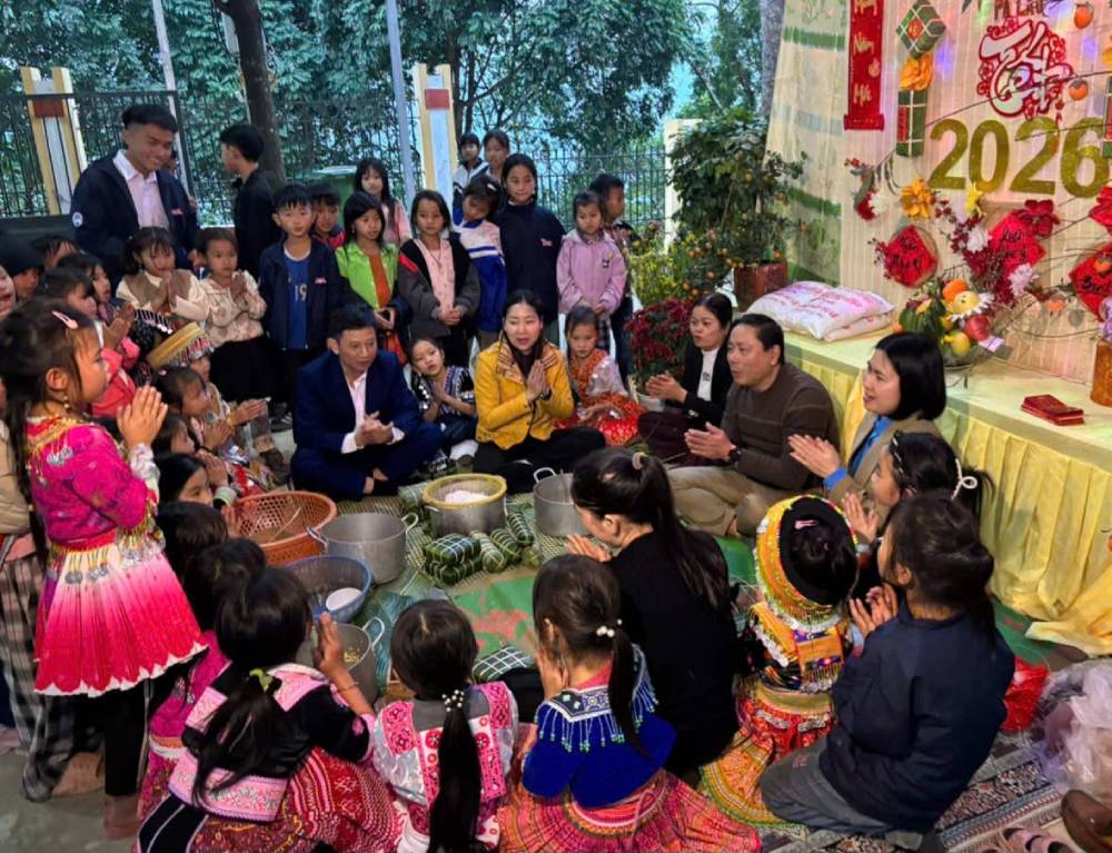 Thi gói bánh chưng tại Tết sum vầy do Công đoàn Giáo dục Việt Nam tổ chức. Ảnh: CĐGDVN