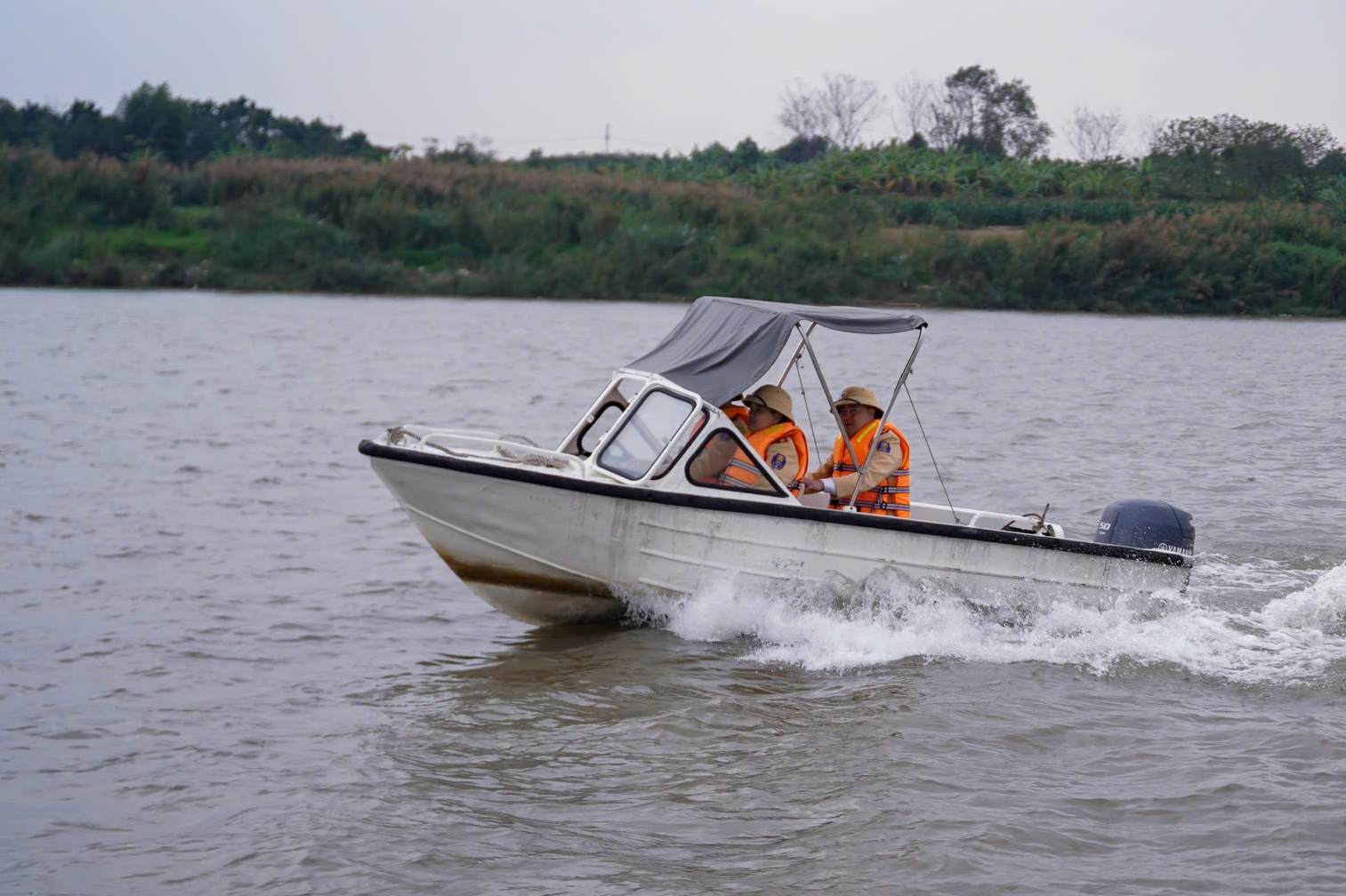 Traffic police stick to rivers during Tet days, keeping safety for every journey