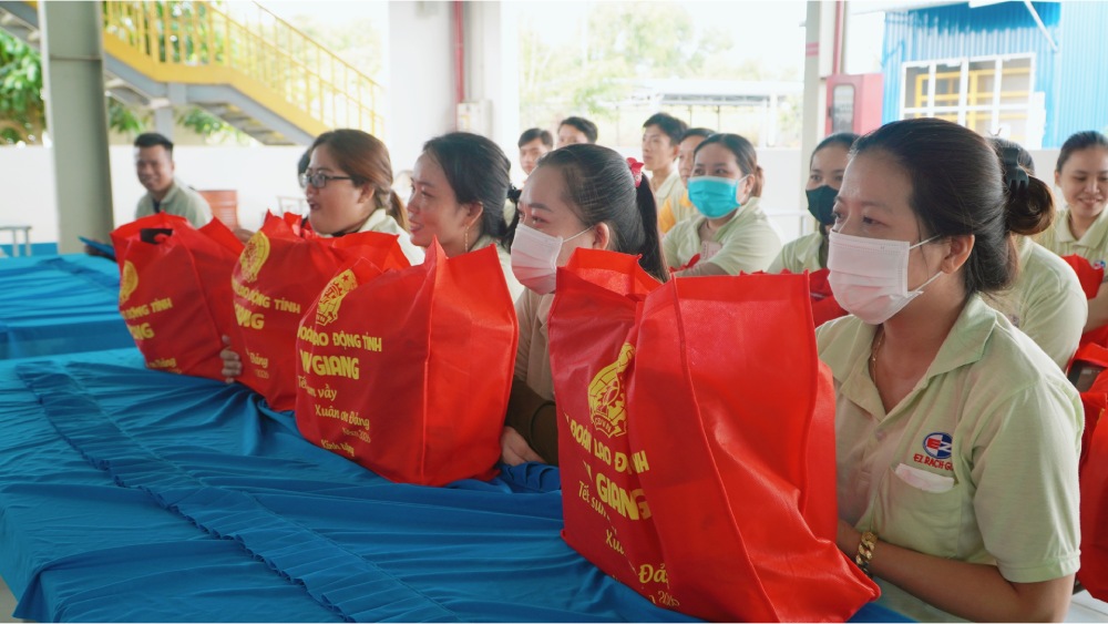 LĐLĐ tỉnh An Giang đã tập trung nguồn lực trao tặng 12.500 suất quà Tết cho đoàn viên, NLĐ. Ảnh: Nguyên Anh