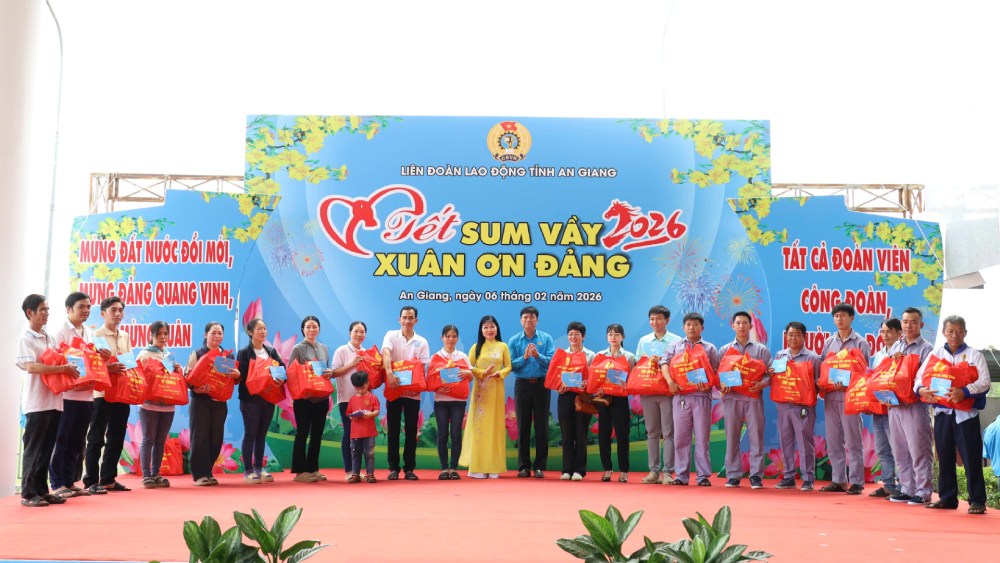 Chương trình “Tết Sum vầy – Xuân ơn Đảng” tổ chức tại phường Long Xuyên. Ảnh: LĐLĐ An Giang