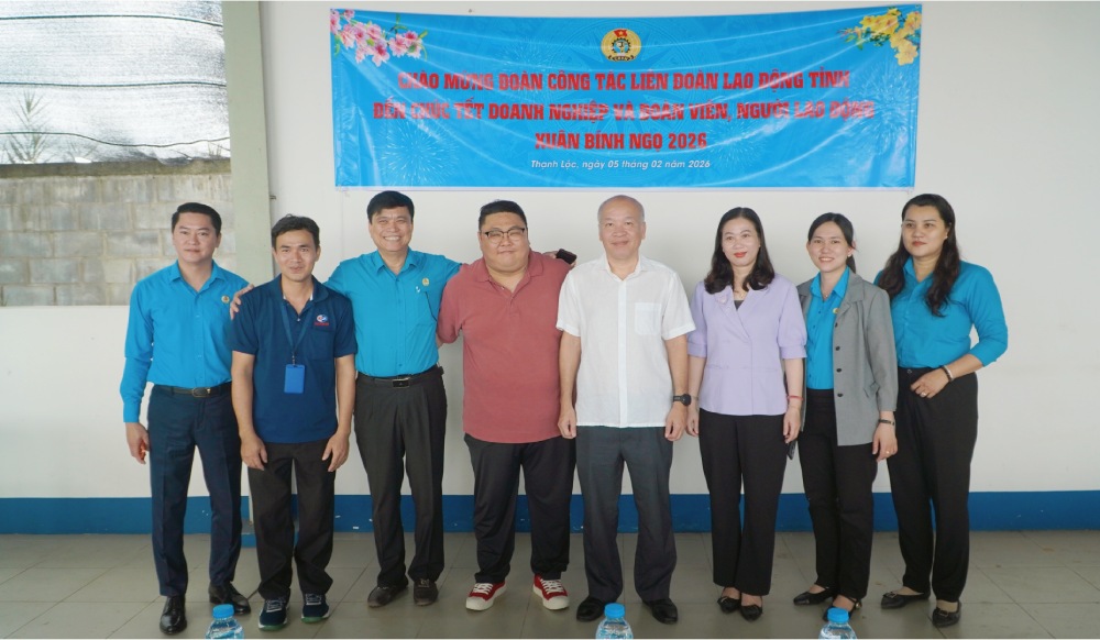 Các đoàn công tác của LĐLĐ tỉnh cũng trực tiếp đến doanh nghiệp thăm hỏi, chúc Tết, nắm tình hình sản xuất – kinh doanh, góp phần tháo gỡ khó khăn, củng cố quan hệ lao động hài hòa. Ảnh: Nguyên Anh