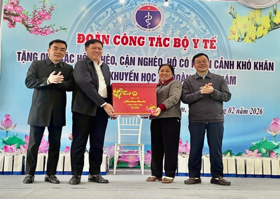 Mr. Do Xuan Tuyen - Deputy Minister of Health presents Tet gifts to people in Hoang Hoa Tham commune. Photo: Thanh Chung
