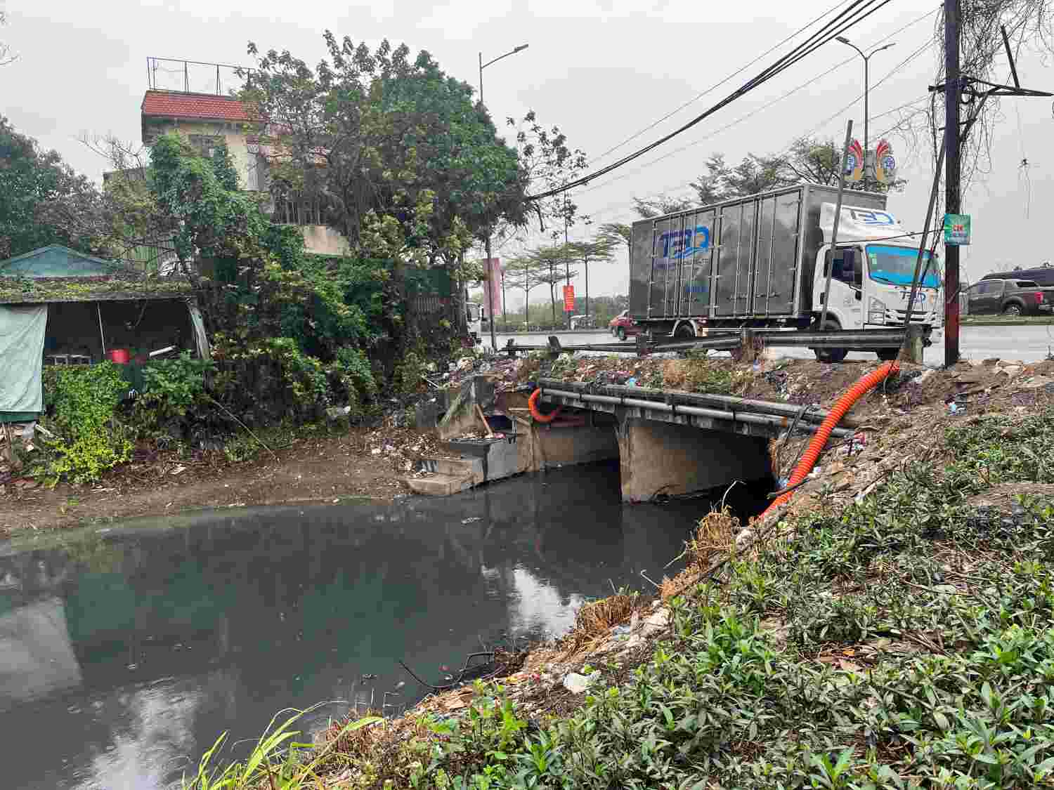 Cau Bay river water is black and smells foul. Photo: Khanh An
