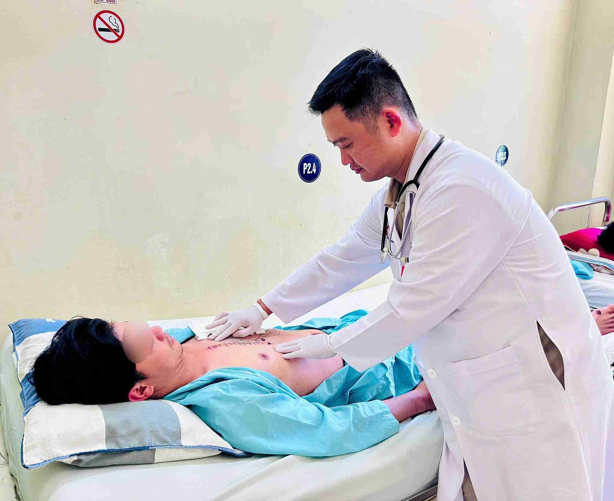 Doctors have just saved a 25-year-old patient with a heart rupture due to a traffic accident. Photo: Khanh Hoa General Hospital