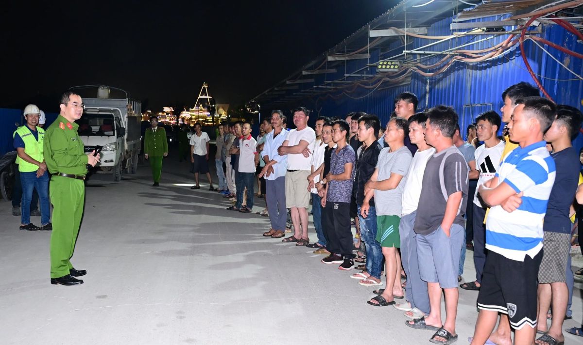 Quán triệt nội dung kiểm tra cho công nhân. Ảnh: Công an Hải Phòng