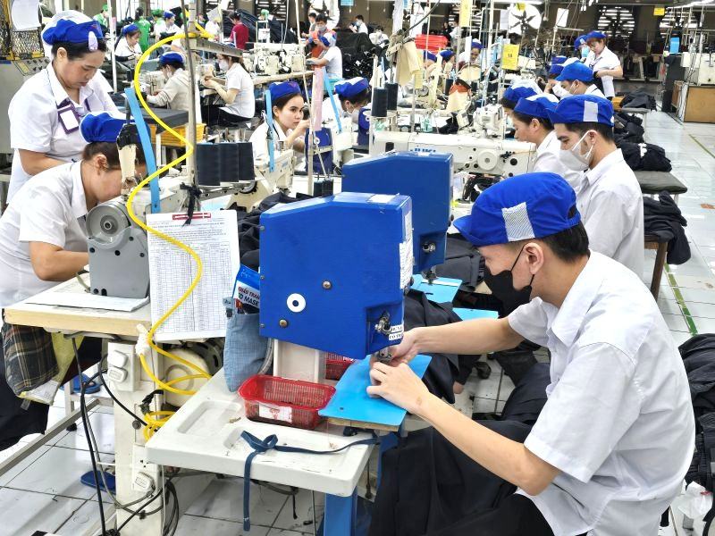 The Ho Chi Minh City Labor Federation will train trade union officials in negotiation skills and salary clause development for workers in collective labor agreements. Photo: Nam Duong