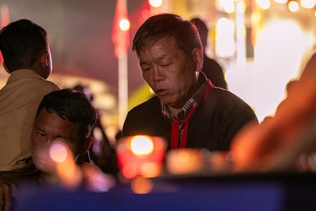 Thầy mo Cù Minh Thành làm lễ, cầu khấn các thần linh độ trì, phù hộ trước khi lễ nhảy lửa diễn ra. Ảnh: Minh Dân