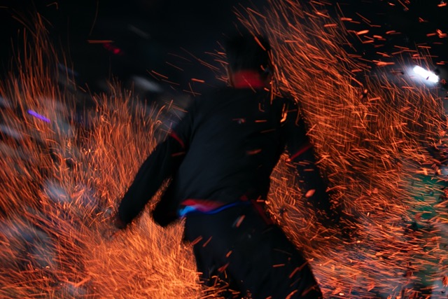 Một pha nhảy lửa ấn tượng của nghệ nhân dân tộc Pà Thẻn. Ảnh: Minh Dân