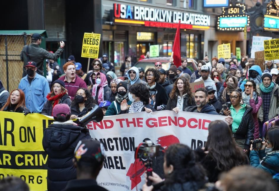 Người dân biểu tình phản đối các cuộc tấn công của Mỹ và Israel vào Iran tại New York, ngày 28.2.2026. Ảnh: Xinhua