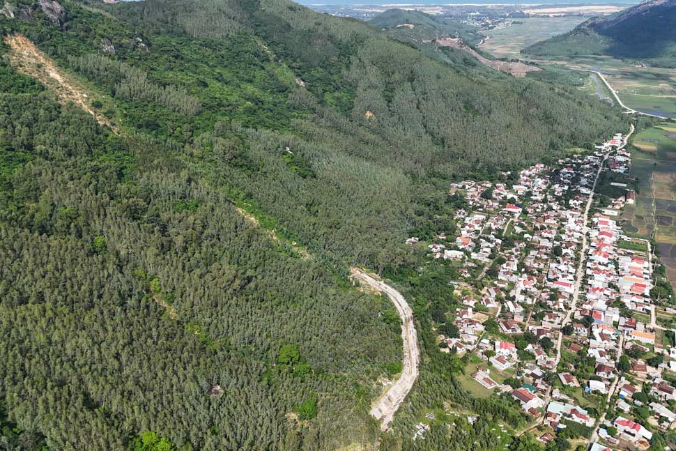 Dozens of households at the foot of Cam mountain (Cat Tien commune, Gia Lai) are still worried about landslides every time the rainy and storm season comes. Photo: Hoai Phuong