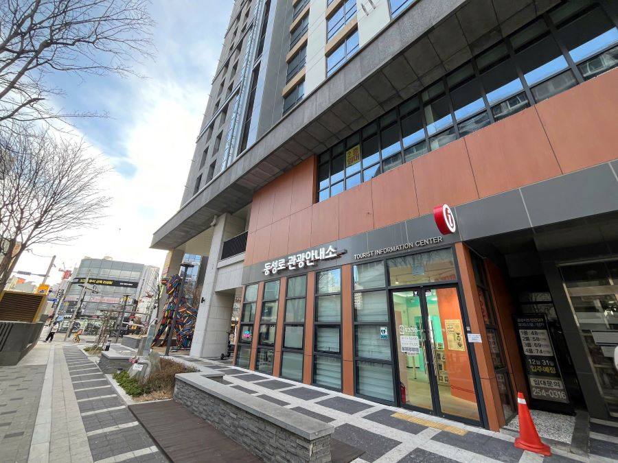 Điểm giới thiệu du lịch Đà Nẵng tại Trung tâm Thông tin Du lịch Daegu tập trung làm nổi bật hình ảnh một điểm đến biển năng động, với các dòng sản phẩm phù hợp thị trường Hàn Quốc. Ảnh: Sở VHTTDL