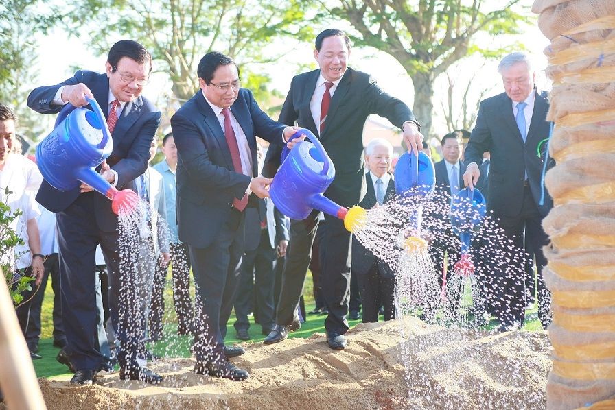 Thủ tướng Phạm Minh Chính trồng cây tại Khu lưu niệm Thủ tướng Phạm Văn Đồng ở xã Mộ Đức. Ảnh: Thành Linh