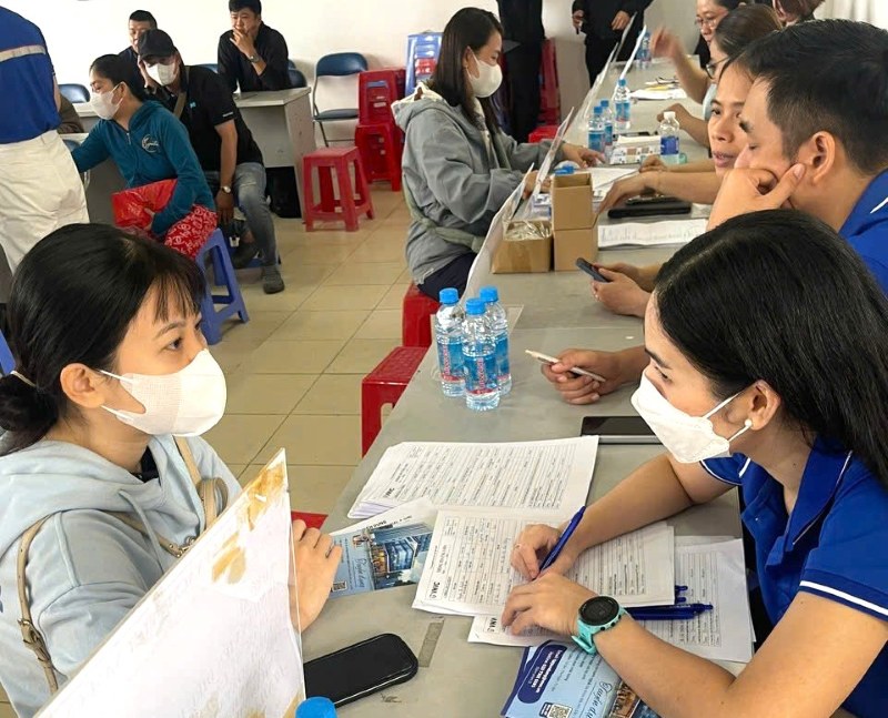 Public employment service organizations are responsible for implementing job transaction activities and job transaction sessions. Photo: Duc Long