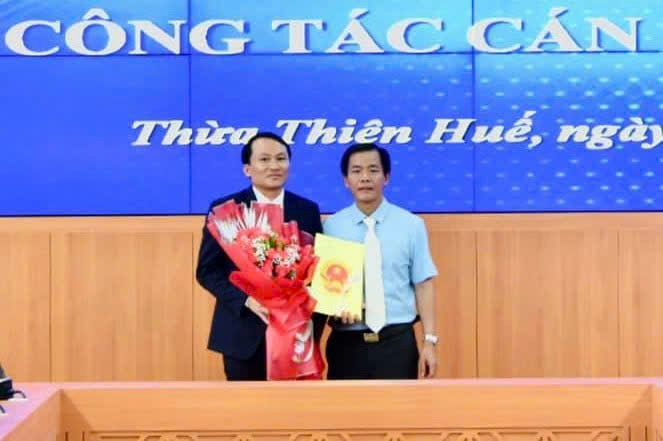Director of Hue City Department of Agriculture and Environment (left). Photo: N. Minh.