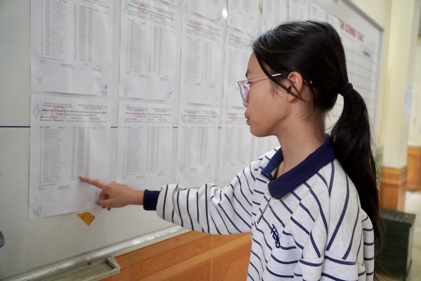 Thí sinh kiểm tra số báo danh trước khi vào dự thi. Ảnh: Tường Vân