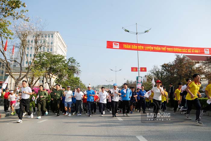 More than 2,000 people participated in the race on Vo Nguyen Giap street, Dien Bien province. Photo: Quang Dat