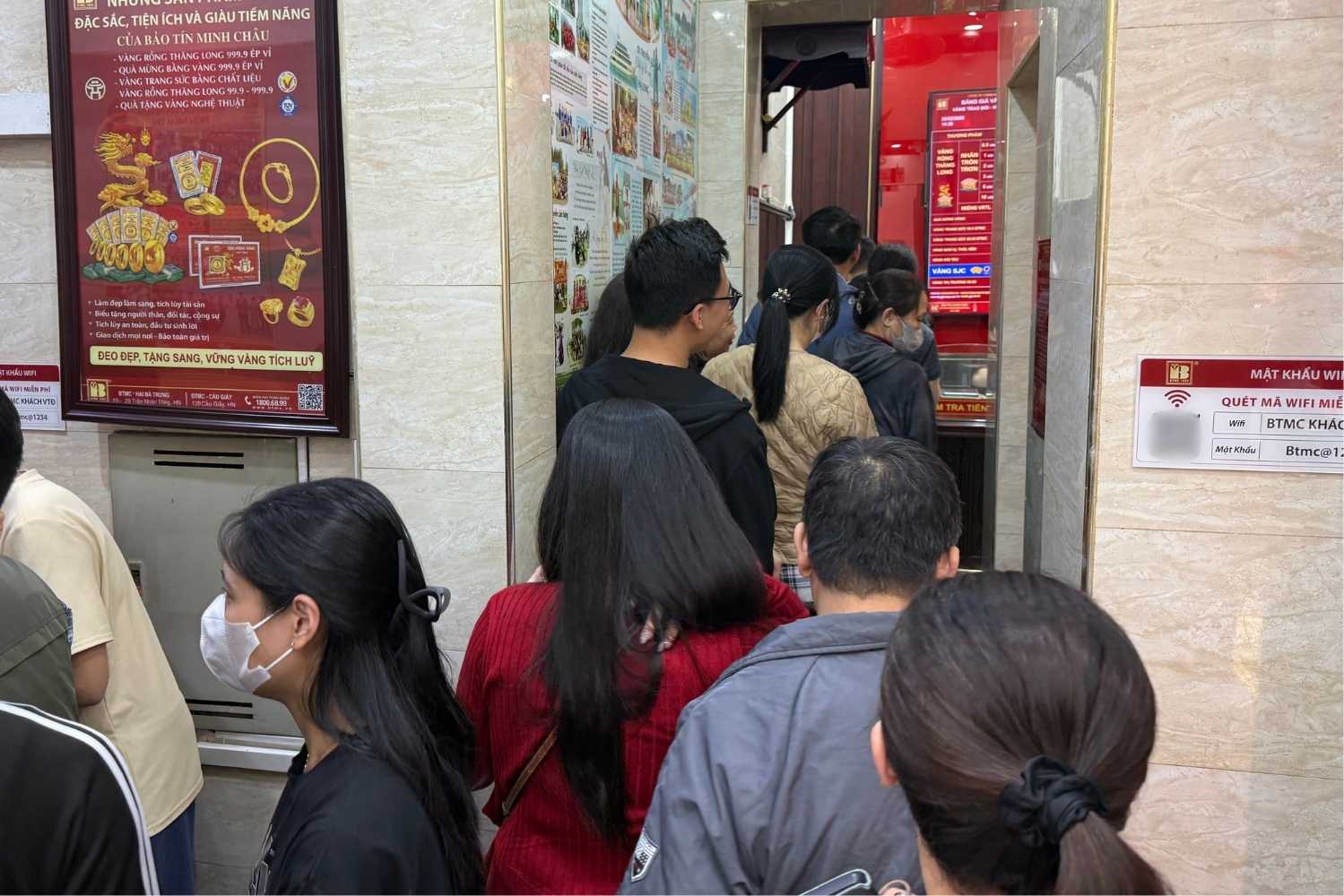 Bên trong một cửa hàng vàng tại Hà Nội, khách đứng chờ giao dịch, lối đi gần như không còn chỗ trống. Ảnh: Lệ Hà  