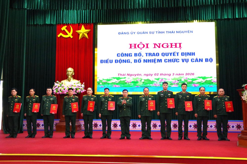 Đại tá Ma Công Học - Chính ủy Bộ CHQS tỉnh Thái Nguyên trao các quyết định điều động, bổ nhiệm cán bộ. Ảnh: Thảo Nông