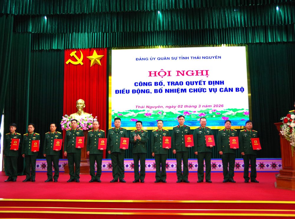 Colonel Ngo Tuan Anh - Commander of the Thai Nguyen Provincial Military Command presents decisions on transferring and appointing cadres. Photo: Thao Nong