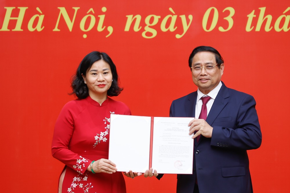 Thủ tướng Chính phủ trao quyết định điều động, phân công của Bộ Chính trị cho bà Nguyễn Thị Tuyến. Ảnh: Nhật Bắc  
