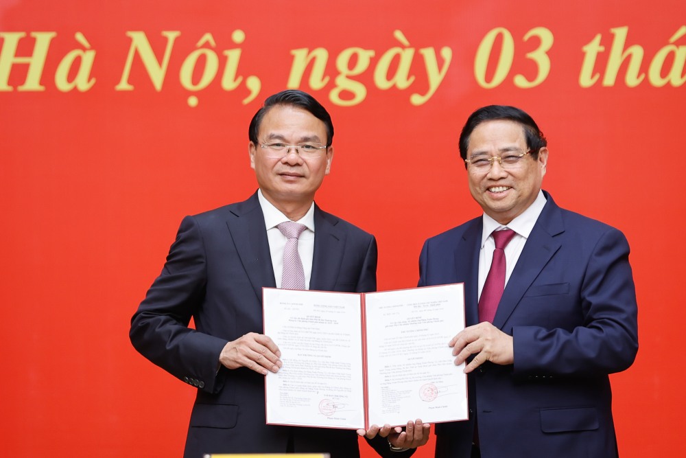 Thủ tướng Chính phủ trao quyết định điều động, bổ nhiệm cho ông Đặng Xuân Phong. Ảnh: Nhật Bắc  