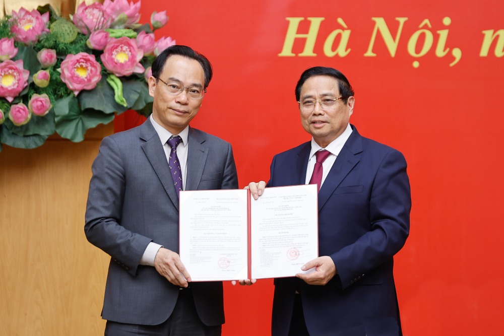 Thủ tướng Chính phủ trao quyết định điều động, bổ nhiệm cho đồng chí Hoàng Minh Sơn. Ảnh: Nhật Bắc  