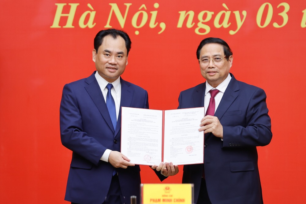 Thủ tướng Chính phủ trao quyết định điều động, bổ nhiệm cho ông Trịnh Việt Hùng. Ảnh: Nhật Bắc  