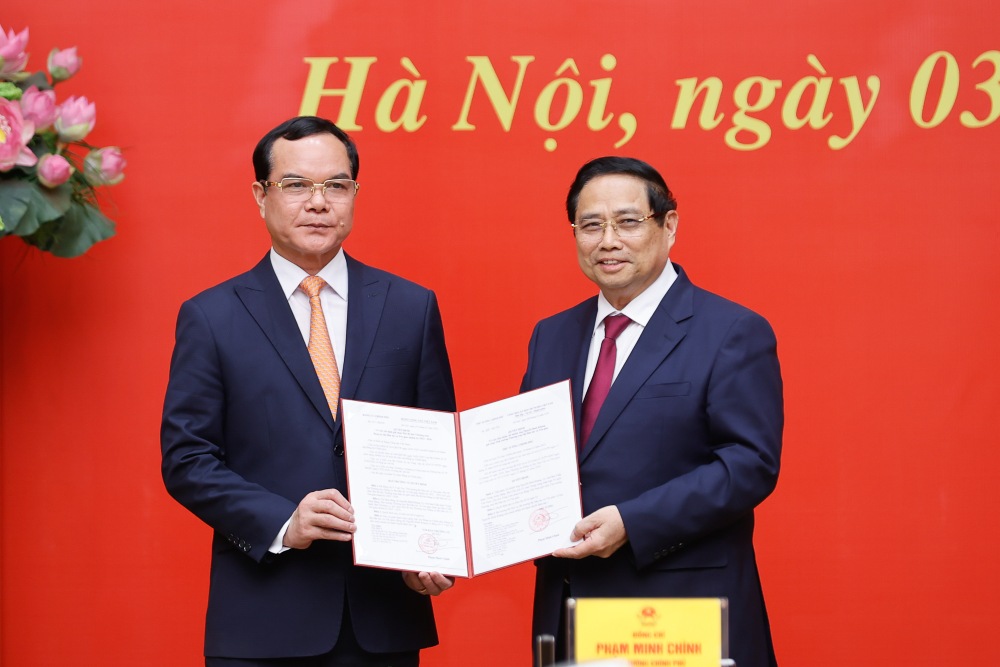 El Primer Ministro Phạm Minh Chính entrega la decisión de traslado y nombramiento al Sr. Nguyễn Đình Khang. Foto: VGP/Nhật Bắc