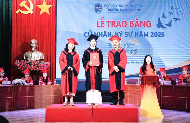 Female graduate Bui Thi Quynh (standing in the middle) just graduated from Vinh University in October 2025, voluntarily writing a letter to participate in the People's Police service. Photo: Ngoc Anh