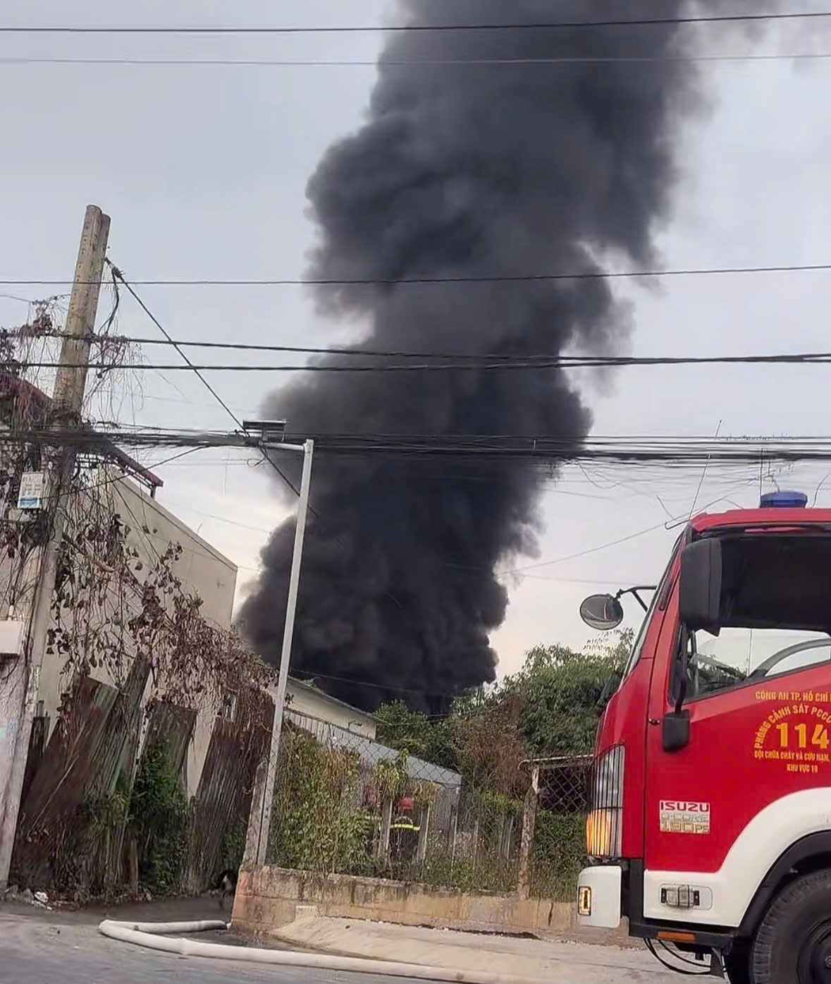 Cột khói đen cao nghi ngút. Ảnh: Ngọc Châu