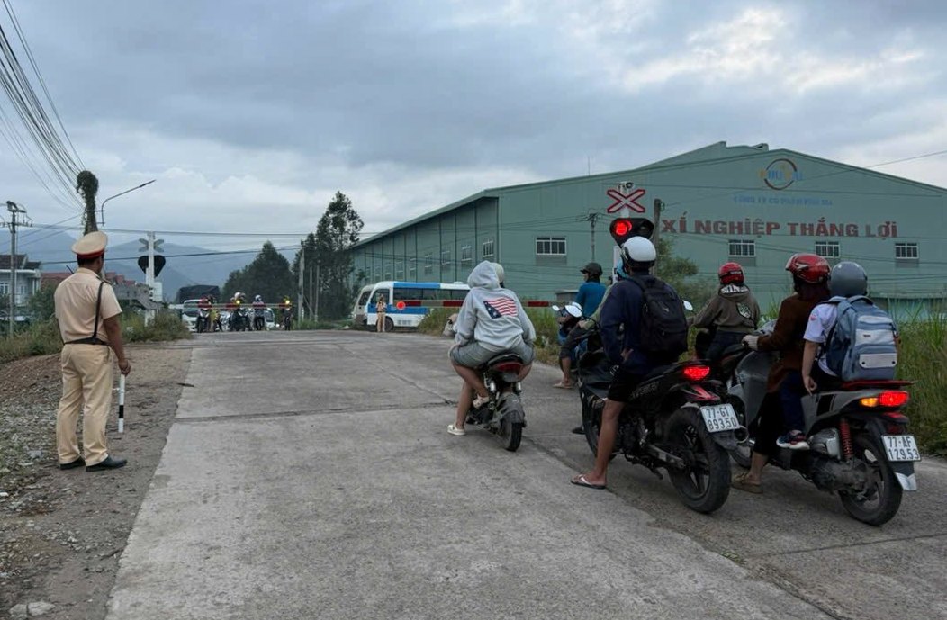 Lực lượng chức năng tăng cường kiểm tra công tác bảo đảm an toàn đường sắt. Ảnh: CSGT cung cấp