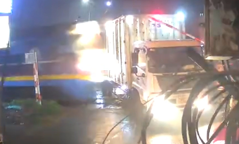 Xe tải cố vượt đường ngang giao với đường sắt dẫn tới tai nạn nghiêm trọng. Ảnh: Cục CSGT